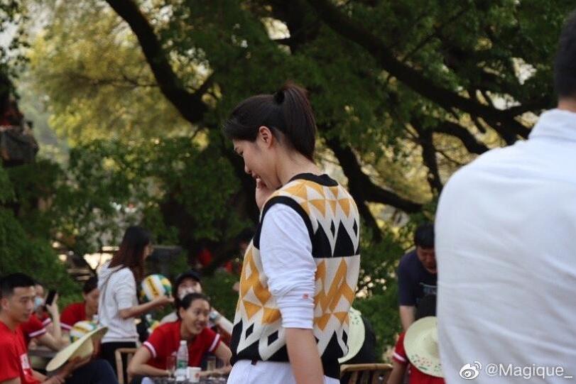 女排游玩放松徐云丽现身!朱婷背草帽被求合影,张常宁戴墨镜超酷_中国女排