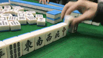 连老外都爱上打麻将了,麻将的英文难道是"majiang"?
