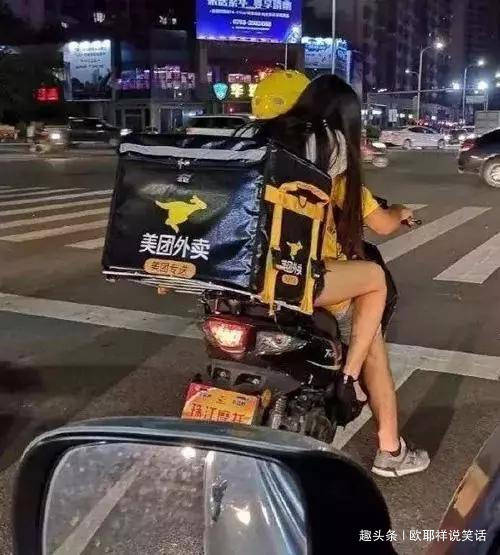 搞笑gif图:外卖小哥:骑上我心爱的小摩托,它永远不会堵车