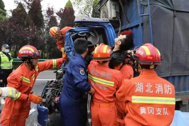 关系沪渝高速两辆车追尾事故驾驶员负伤受困，黄梅消防安全迅速抢救
