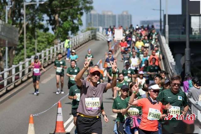 香港马拉松开跑 市民沿街为选手加油
