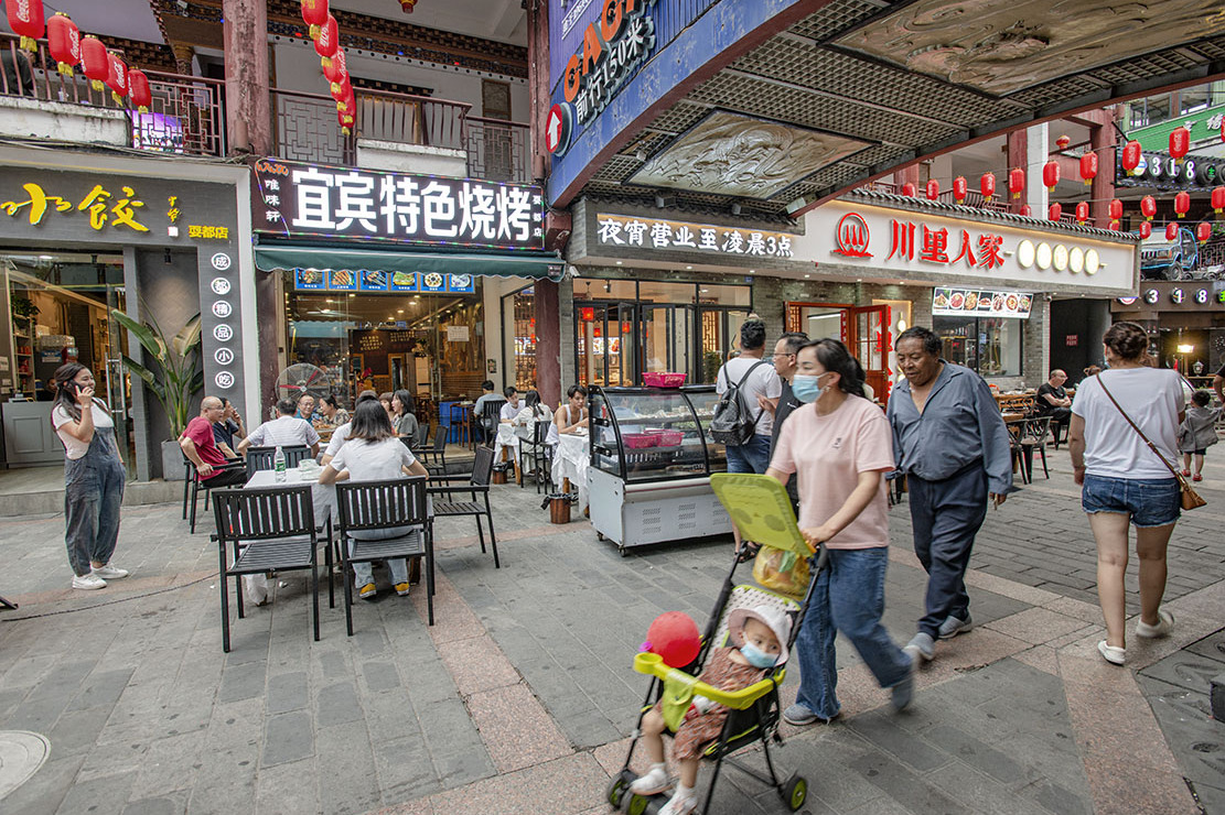 成都:耍都美食广场人气旺 助力夜经济复苏_手机搜狐网