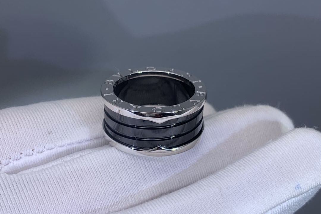 给大家分享:宝格丽黑陶瓷戒指,复刻版是什么材料合成.