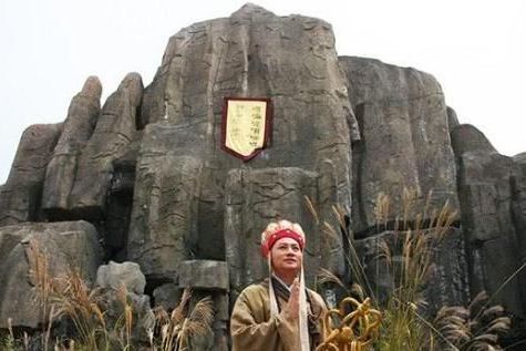 孙悟空被如来压在五行山,为何不拔根毫毛变成小猴扯掉帖子?
