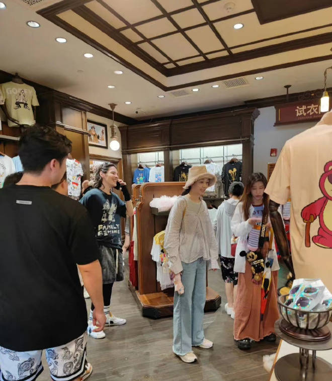 向佐郭碧婷带孩子游迪士尼被偶遇 一家人其乐融融