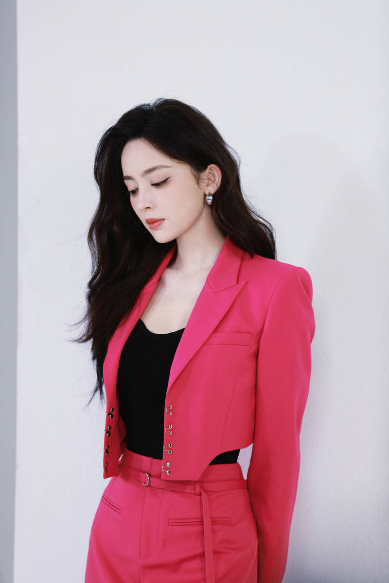 娜扎皮衣造型酷飒有范 粉色眼妆明媚如花