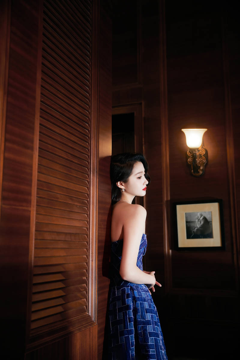 关晓彤穿蓝色花朵裙美背吸睛 复古盘发优雅贵气