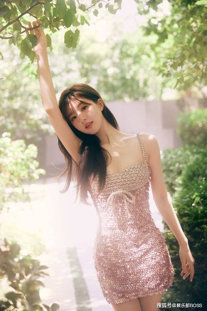 赵露思最新活动造型大片：粉色亮片吊带裙仙气十足