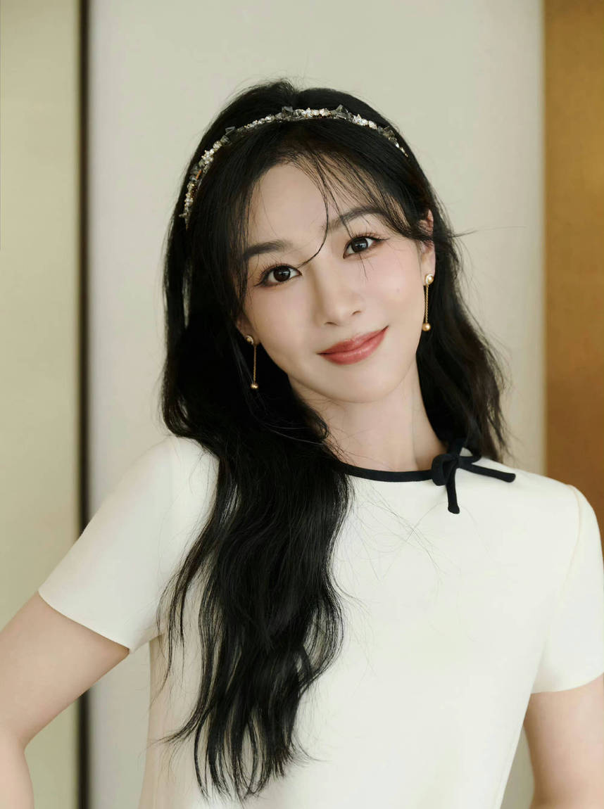 杨紫温柔淑女风造型宛如公主 眼神灵动元气满满