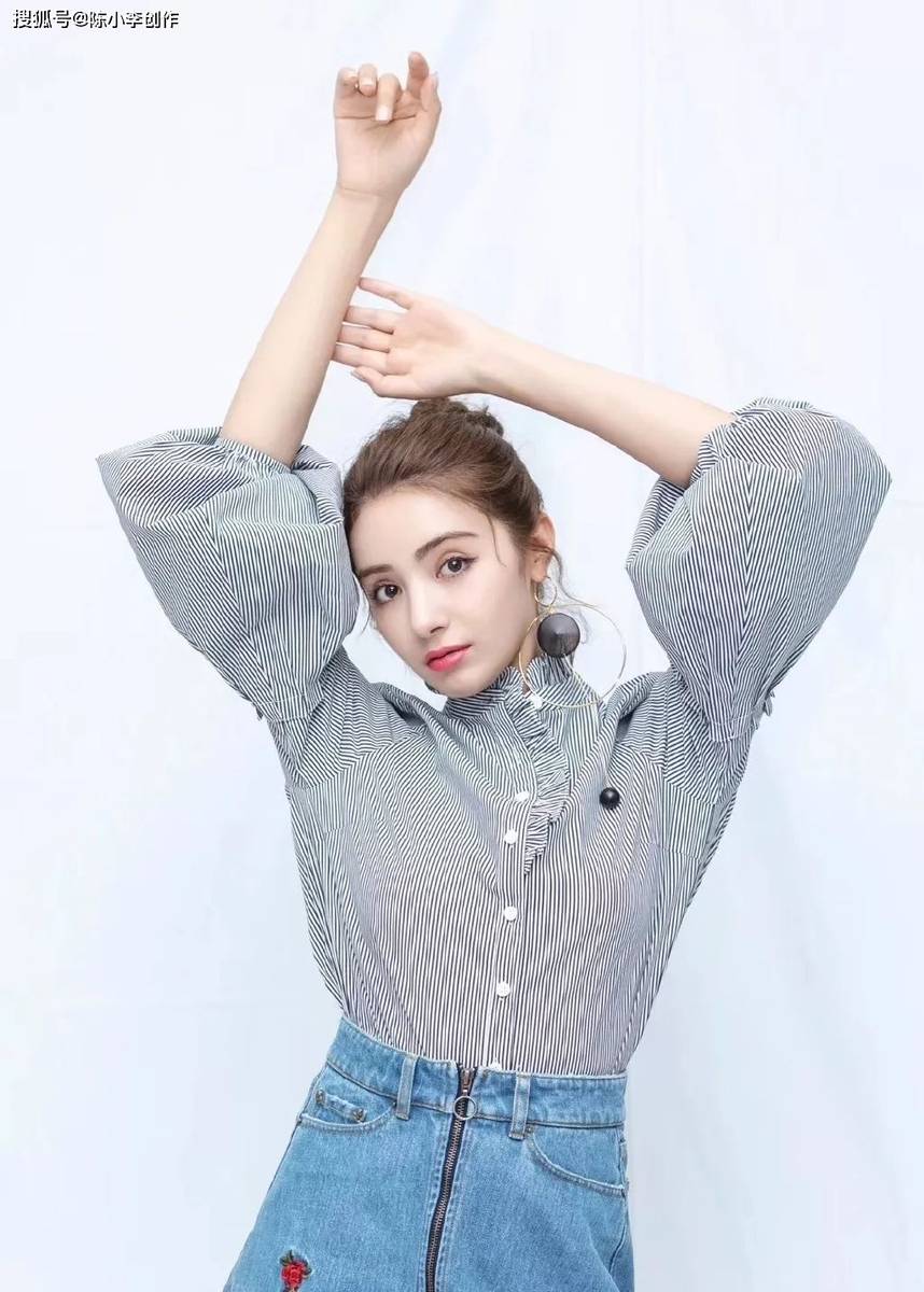 异域风情美女麦迪娜写真，喜欢她阳光甜美的气质。