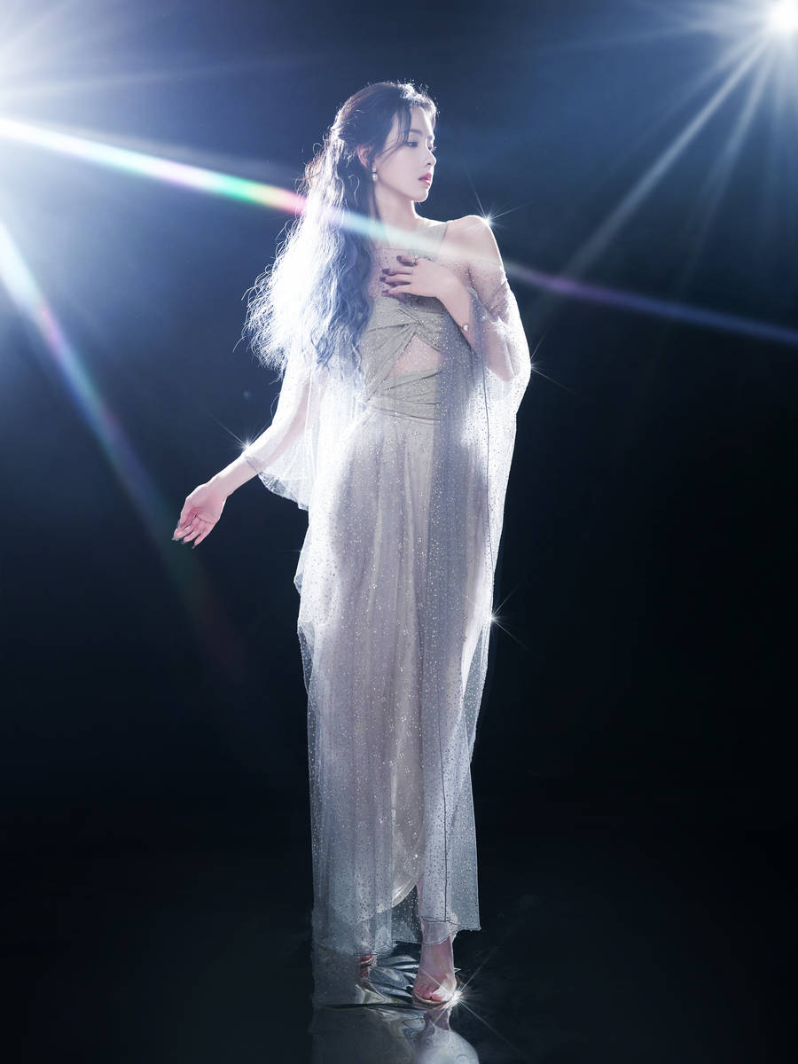 陈都灵穿亮片纱裙温柔端庄 发丝飘逸仙气十足