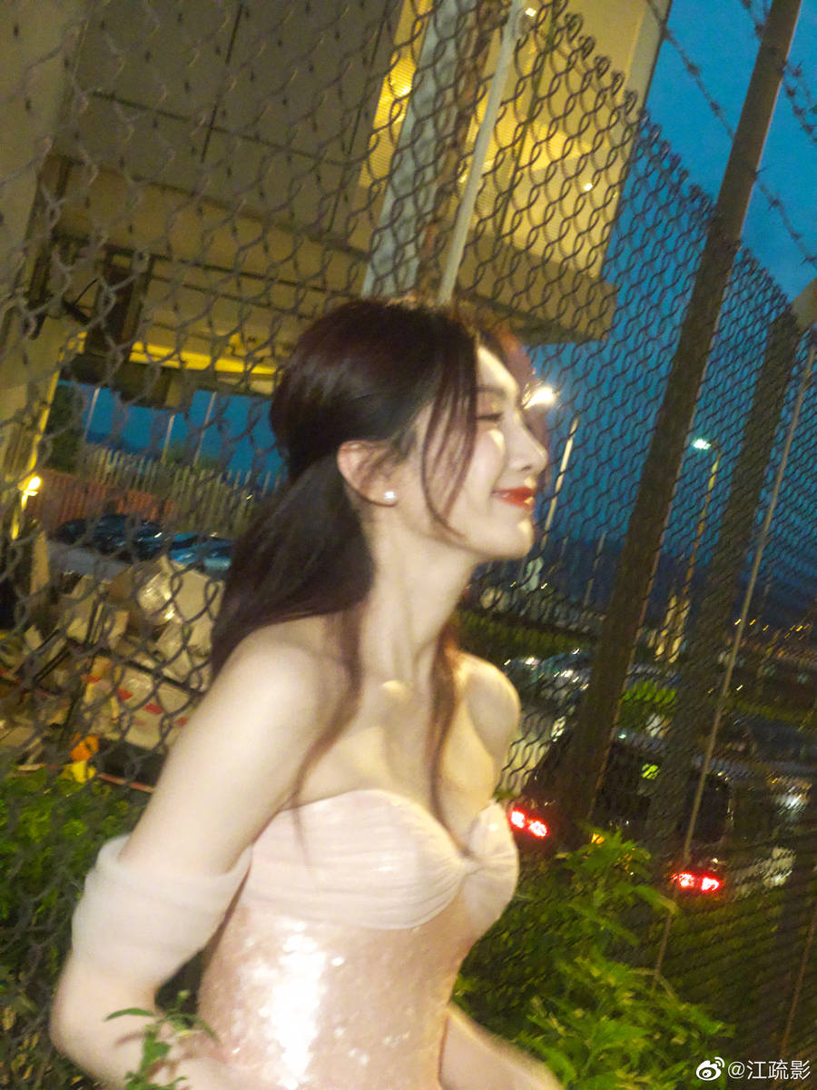 江疏影晒九宫格照告别六月 粉色抹胸纱裙似仙女