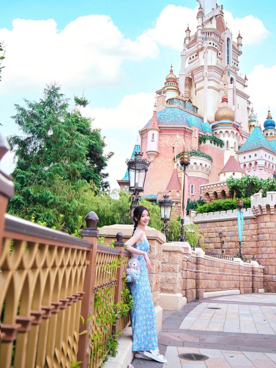 毛晓彤蓝色吊带裙现身迪士尼 与星黛露体贴超甜