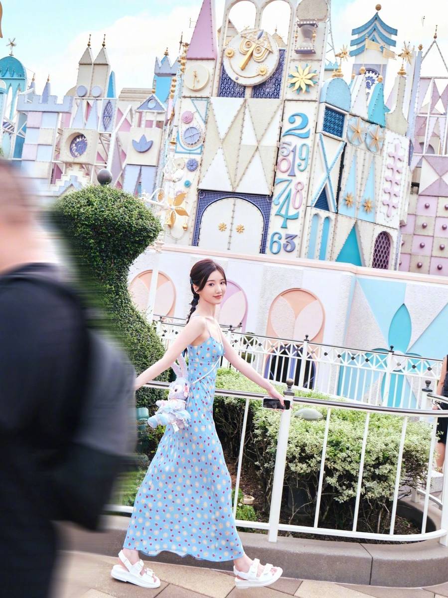 毛晓彤蓝色吊带裙现身迪士尼 与星黛露体贴超甜