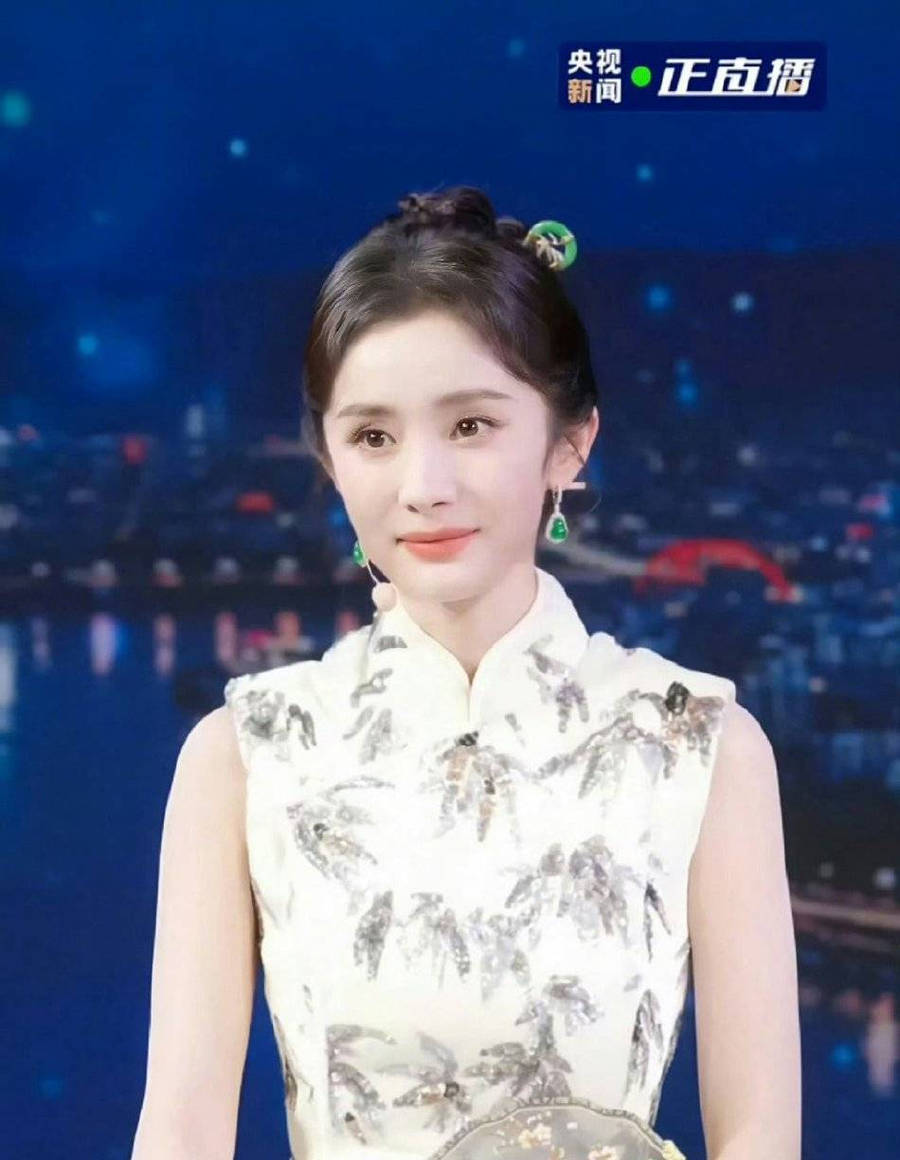 杨幂央视中秋晚会探班！穿国风旗袍古典韵味十足