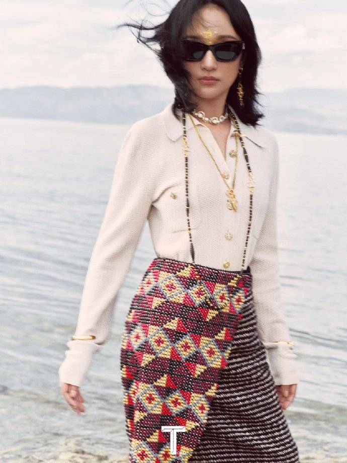 周迅洱海微风大片释出 乘小摩托古城兜风舒适惬意