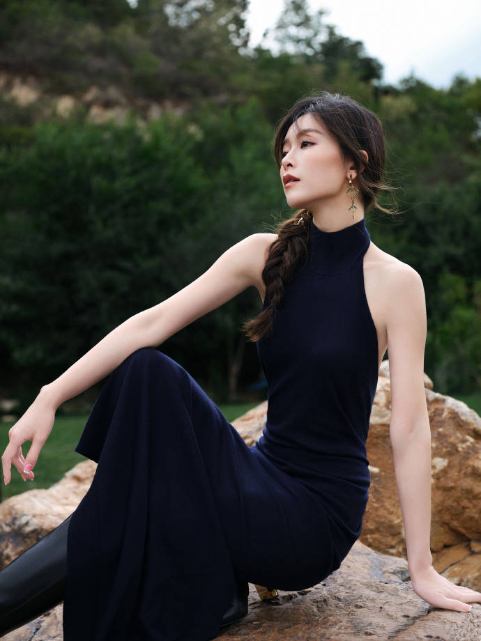 文咏珊麻花辫搭黑长裙超妩媚 大露美背狂秀好身材