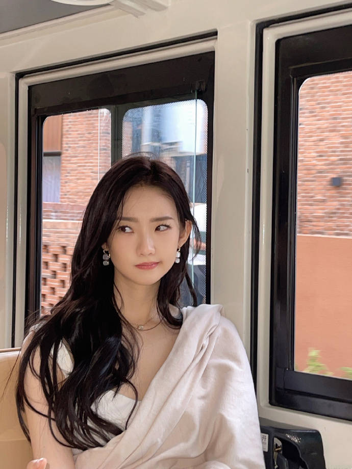 张艺凡曝光自然氛围美照 白色收腰长裙清新治愈