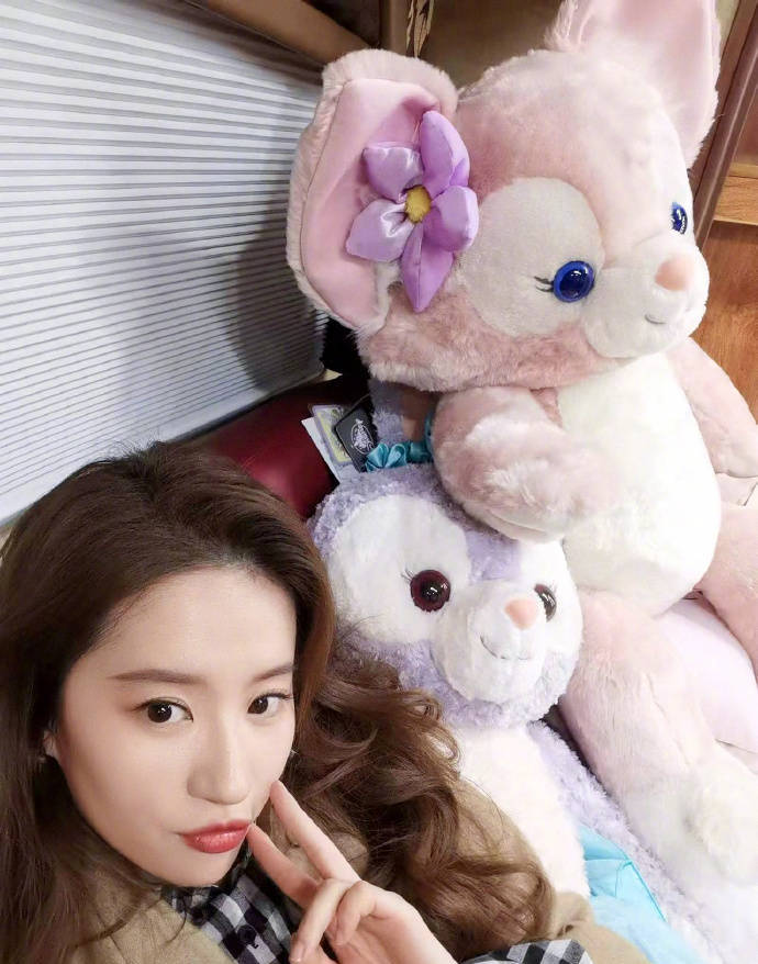 刘亦菲晒36岁生日庆祝照 手捧精致玩偶公主范满满-沐风文化