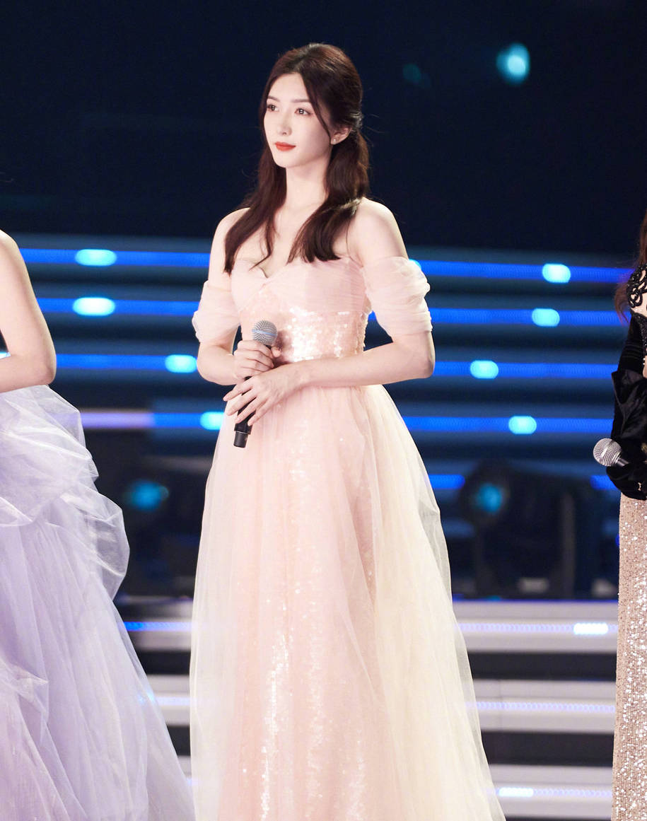 江疏影晒九宫格照告别六月 粉色抹胸纱裙似仙女