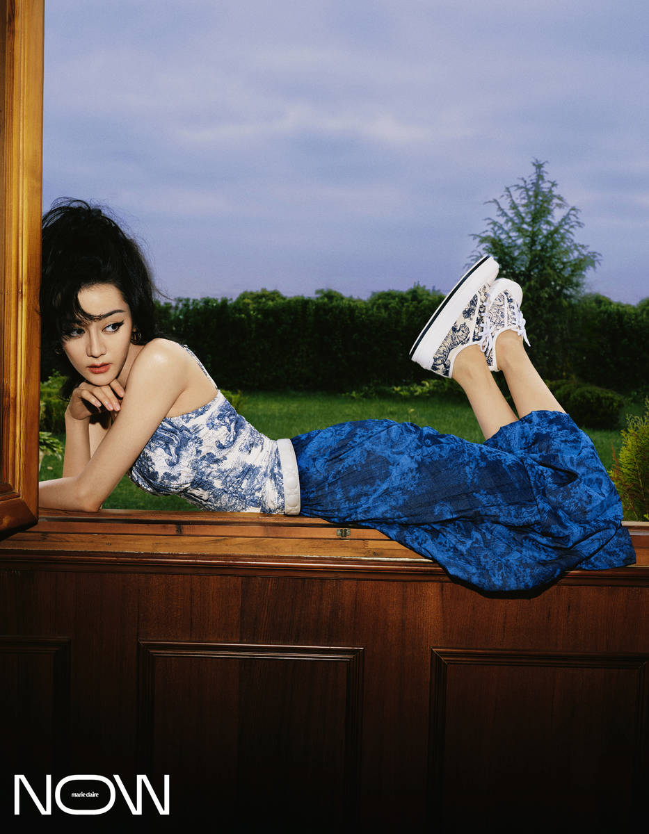 迪丽热巴穿碎花吊带裙秀美背 烟熏妆复古魅惑