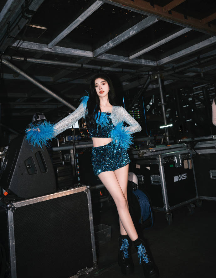 鞠婧祎舞台造型写真好美 秀蛮腰大长腿身材火辣