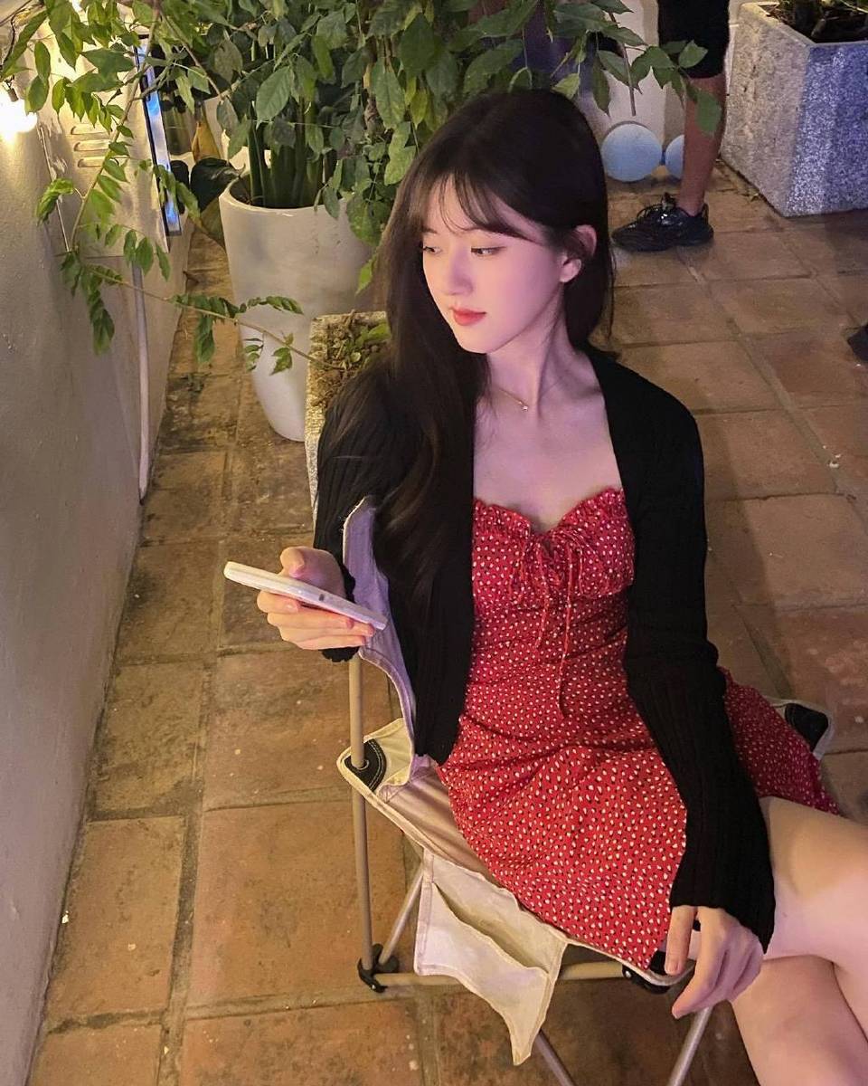 赵露思ins更新剧组随拍美照 穿红色抹胸裙性感妩媚-沐风文化