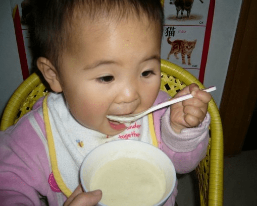 【孩子】添加辅食做不到这3点，妈妈带娃会很棘手娃到了“可怕6个月”
