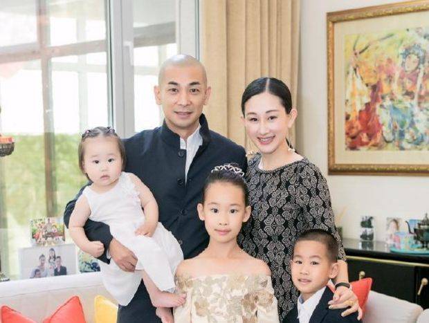 她是喜剧演员出身,嫁大8岁功夫巨星连生三胎,如今38岁大变样_赵文卓