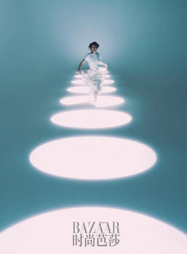 周迅气质冷艳五官立体周迅无愧＂周公子＂称号！45岁拍硬照slay全场