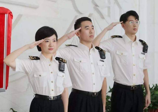 中国公务员制服汇总！双赢彩票看到最后几个公务员穿制服也太帅了吧(图4)