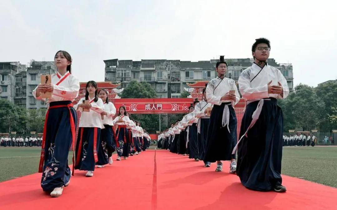 「高三」穿汉服、传书信、加冠及笄……成都七中万达学校举行高三学子“成人礼”