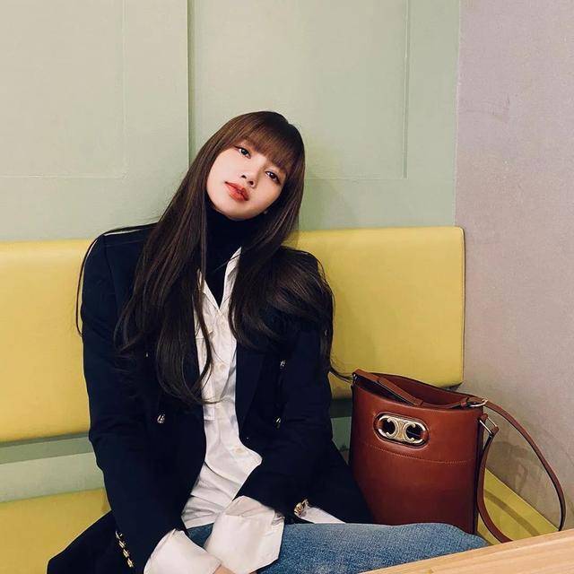 lisa身高仅167,但她凭借过人的穿搭,硬生生穿出"175大