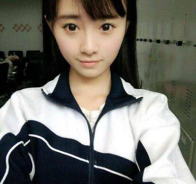 原创鞠婧祎透露自己上学时没人追,看到照片后,网友:这谁敢追?