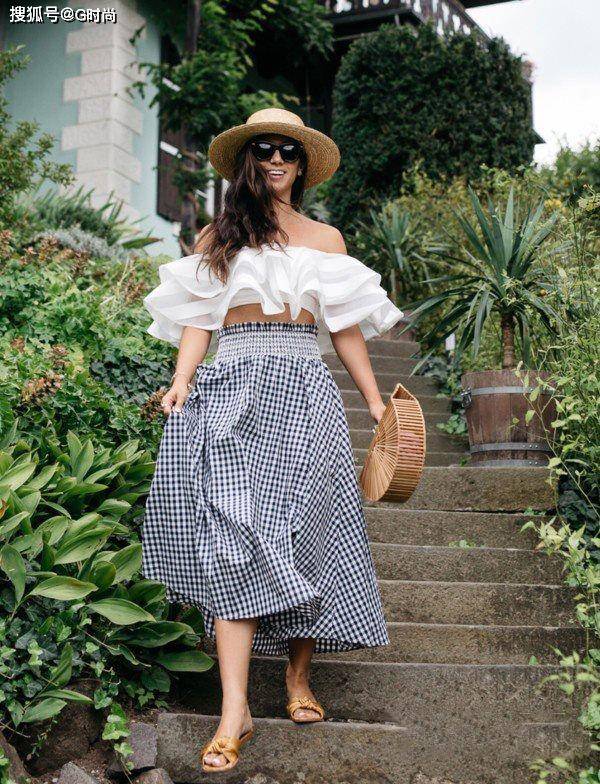 白色一个夏天都美妙，因为格纹裙够经典、够百搭穿对了格纹裙