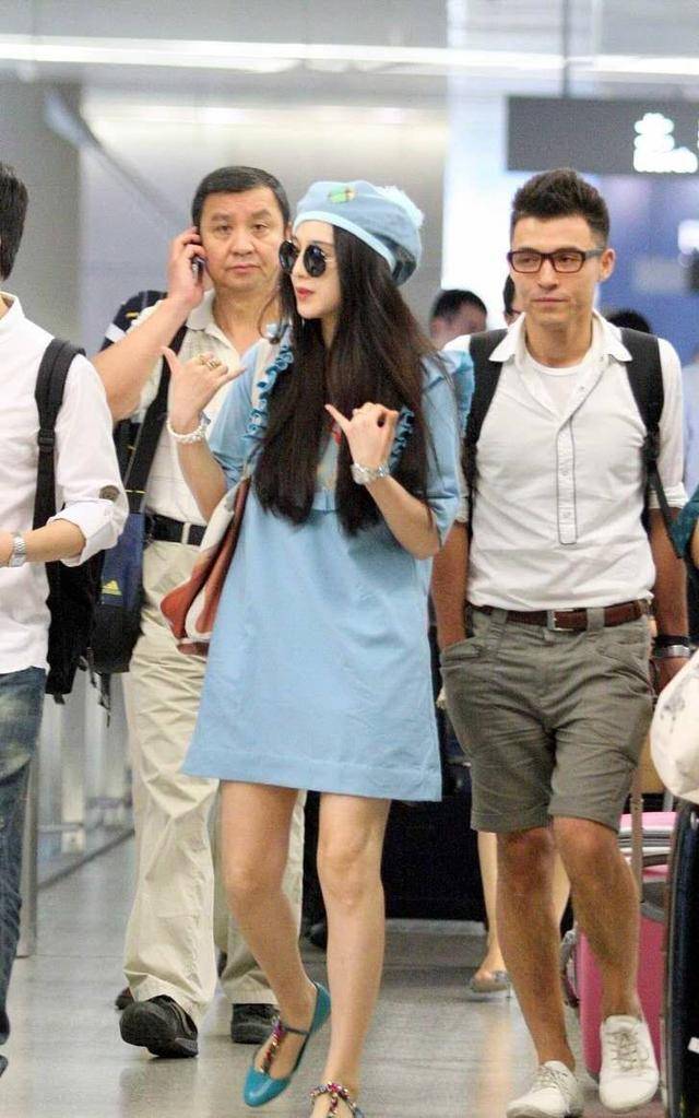 范冰冰穿蓝裙好少女,机场和帅气路人热聊,小肉腿胖的可爱