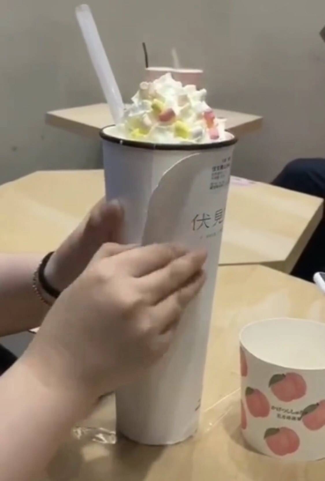 网红饮品"大杯惊现内增高"引网友哗然:撕掉包装和小杯