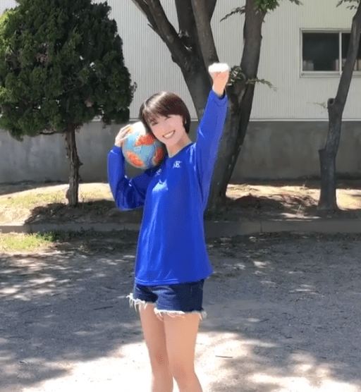 天秀！日本知名女星玩花式足球走红，网友：娱乐圈踢球第一名_技术