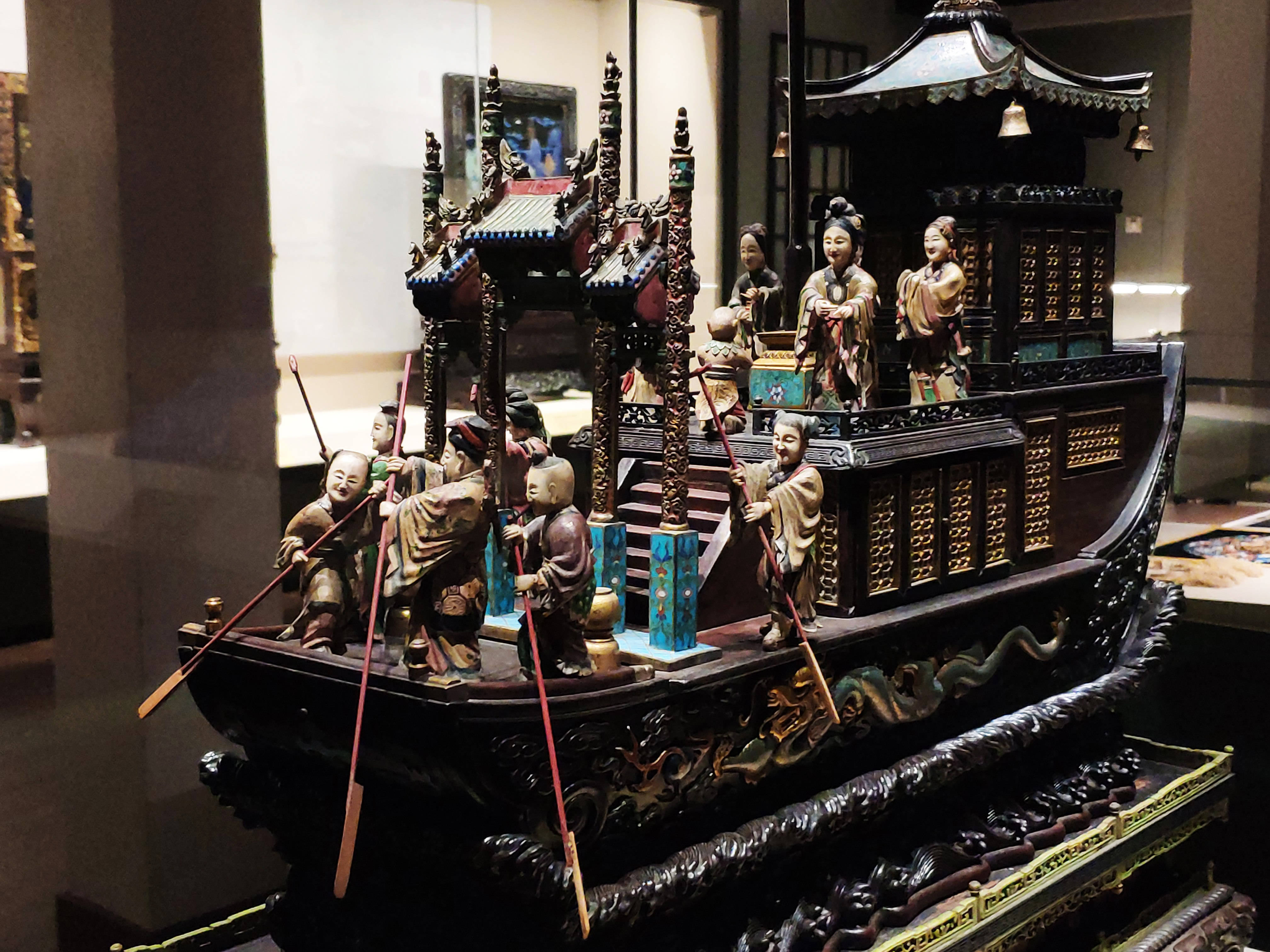 清代进贡寿礼,凝聚匠心的紫檀嵌珐琅雕塑人物楼船,尽显广州工匠精湛