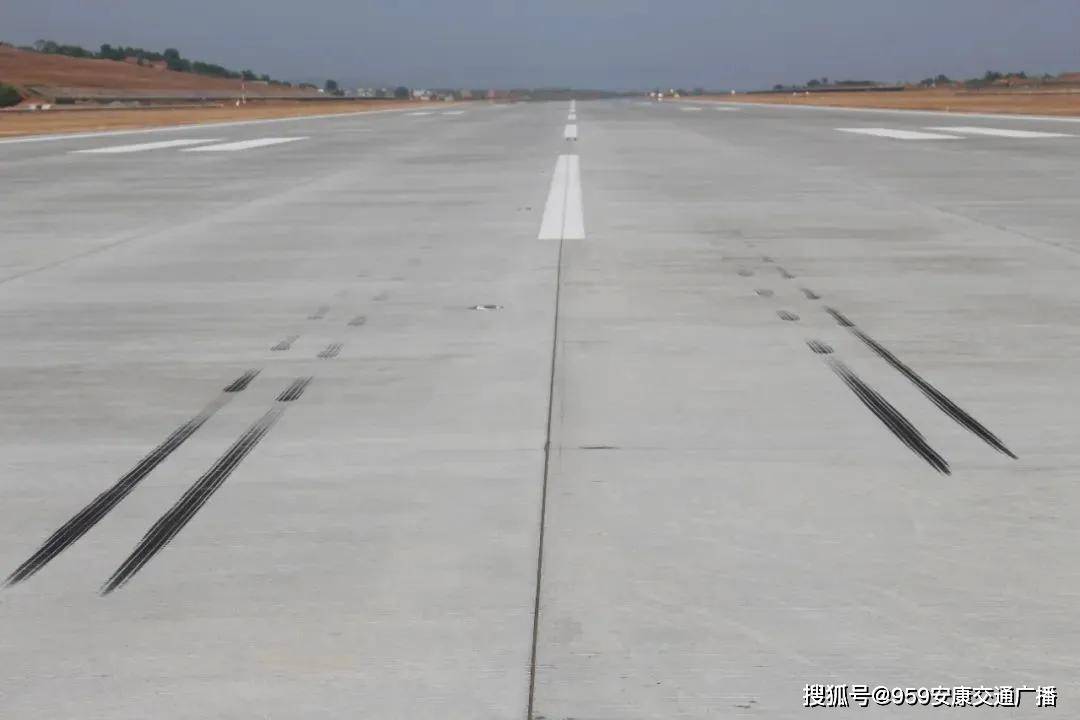 飞机轮胎与安康机场跑道的第一次"亲吻"!