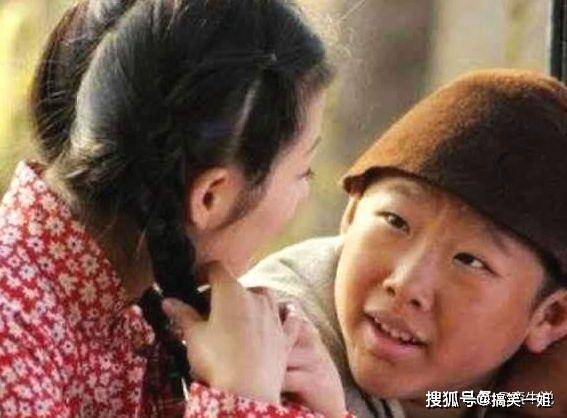 『妻子』三十五岁还像个孩子，和妻子站一块如同“母子”他是张一山同学九岁停止发育