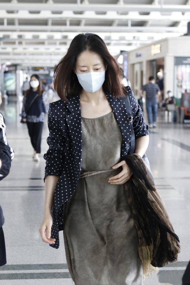 刘敏涛真是机场清流!睡衣裙外套西装就出门,不施粉黛状态也很好
