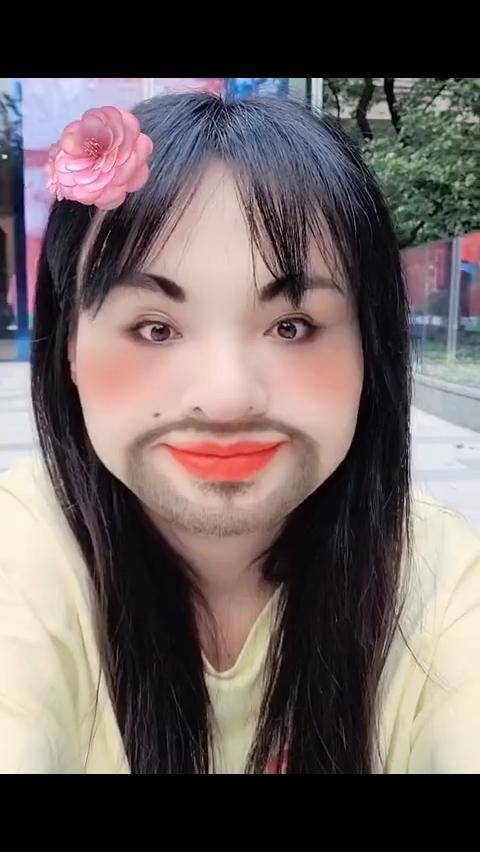 网友偶遇郑爽自拍没敢认，本以为是美拍，没想