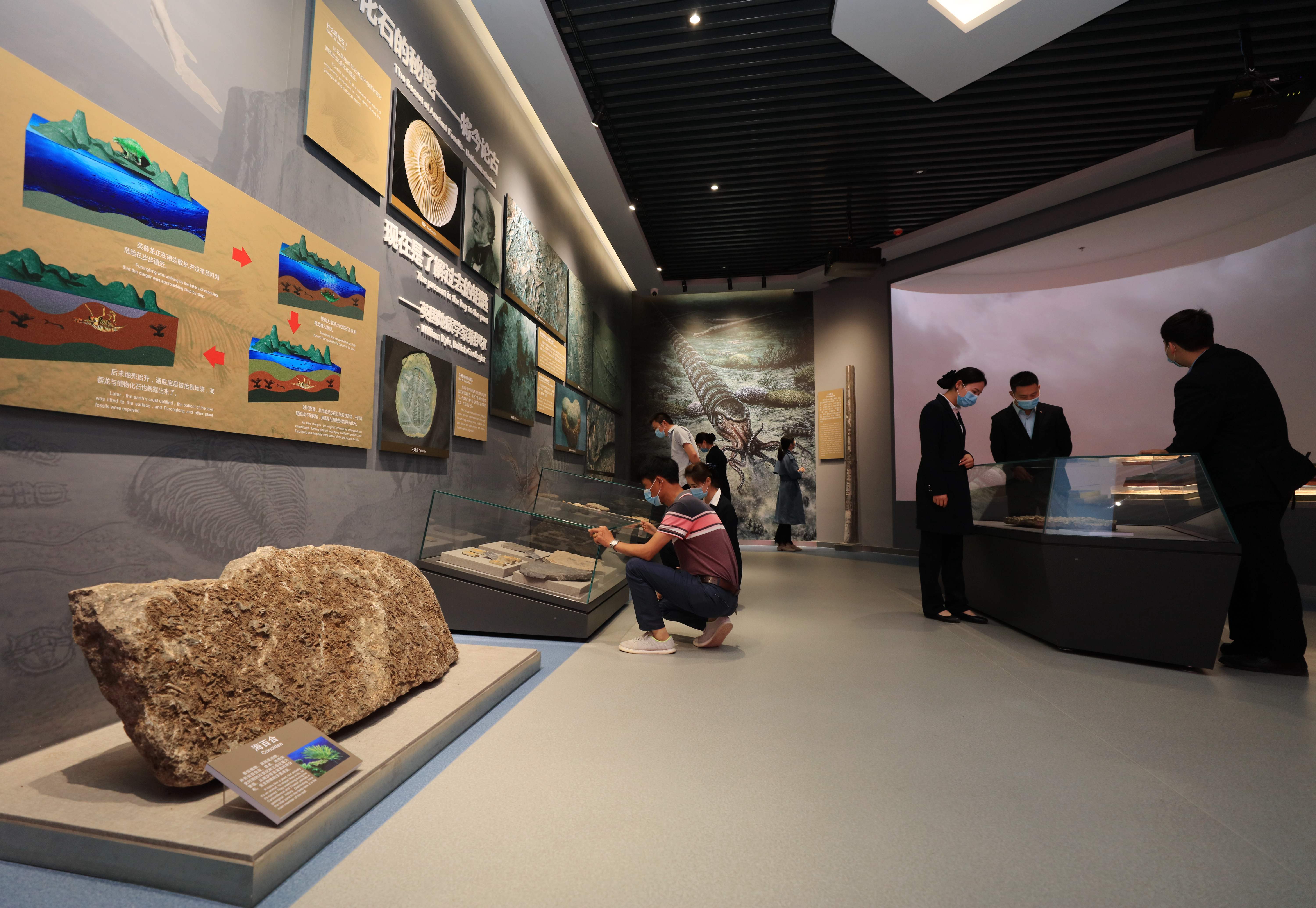 参观者在在位于湖南张家界武陵源景区的张家界世界地质公园博物馆参观