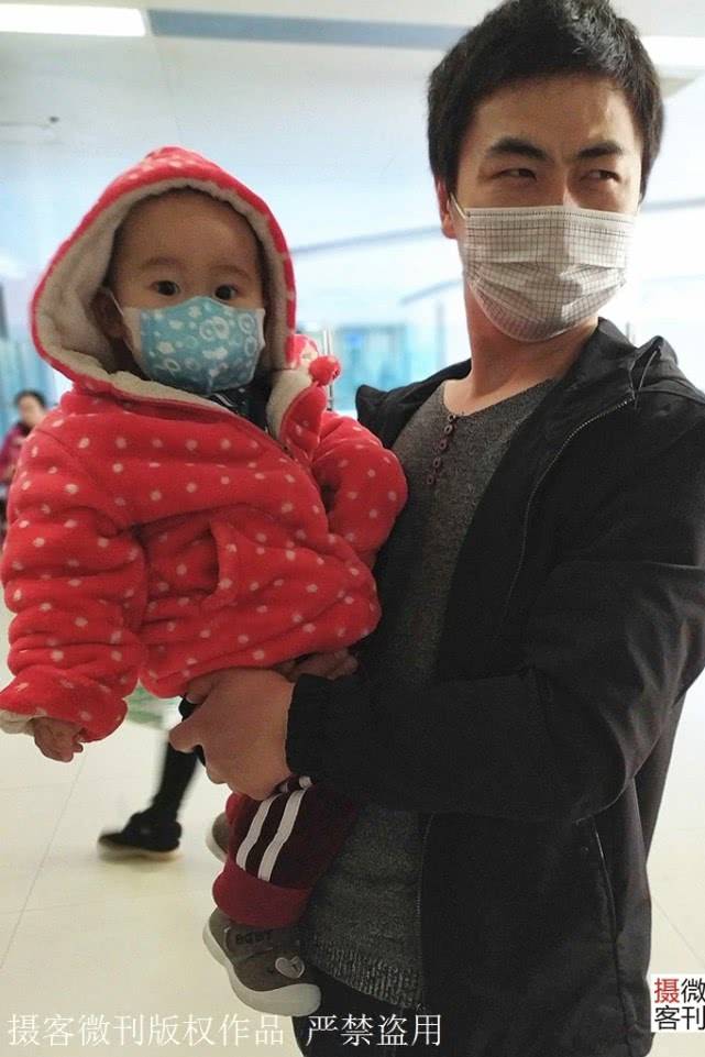 【白发】年轻妈妈剃成光头1岁半宝宝患重病父亲愁出白发