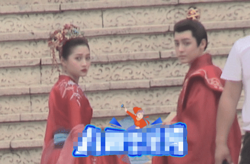 原创关晓彤侯明昊结婚戏曝光,同穿红色婚服,俯视镜头下关晓彤肩宽亮了