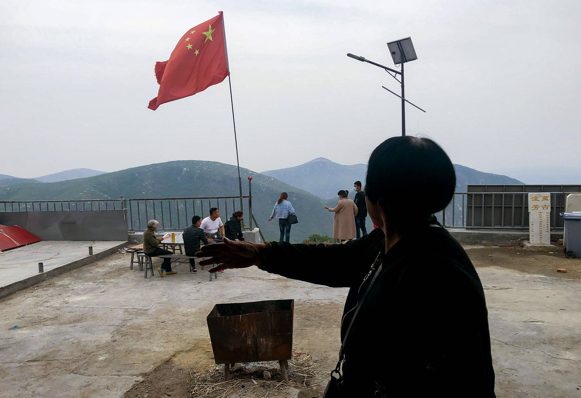 奶奶庙香客少,，承包者亏损严重