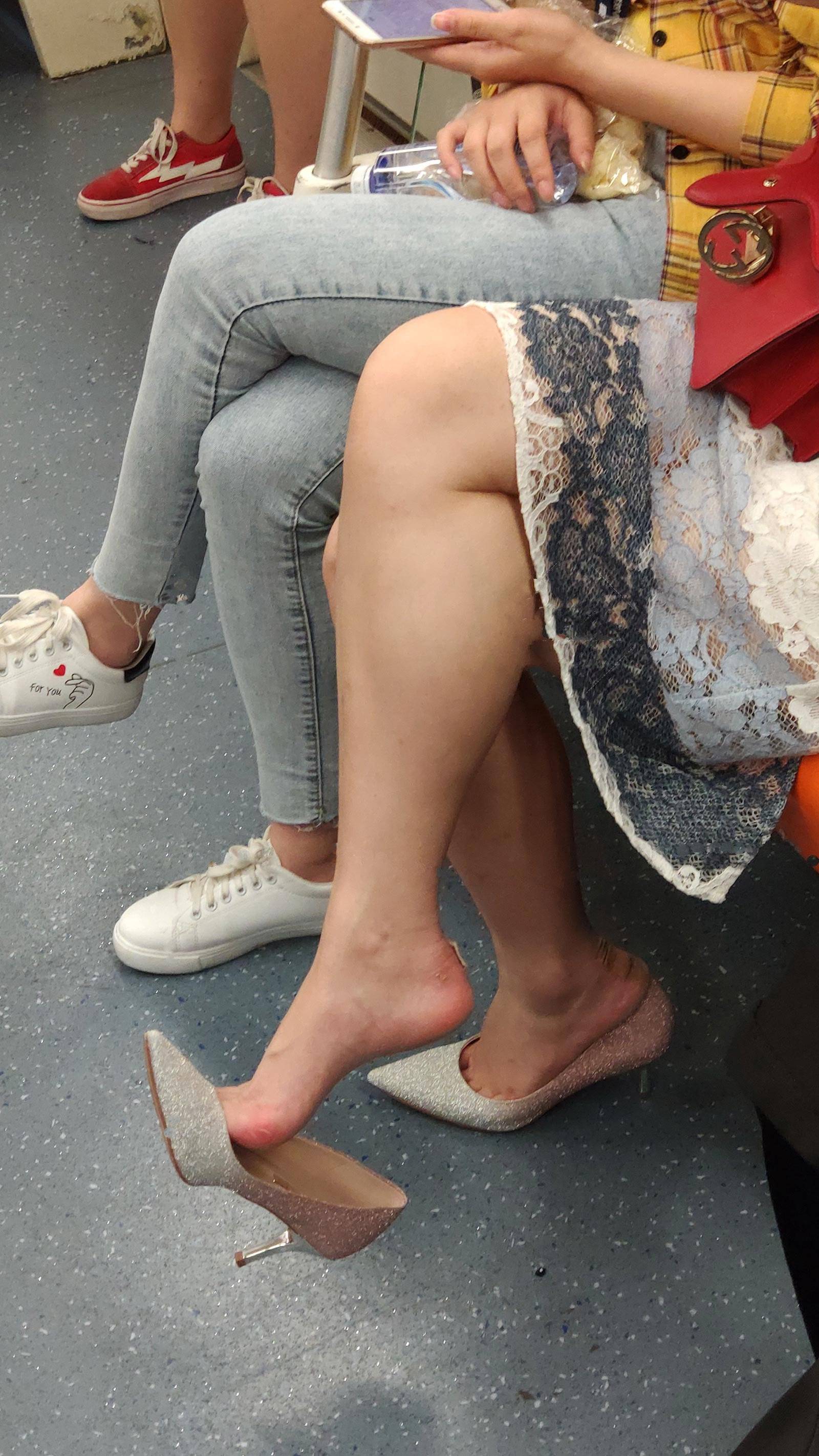 街拍美女:地铁上的美腿少妇,脚都被鞋磨掉皮了