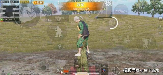 玩家胜利后举起奖杯,被队友"骑在头上"!