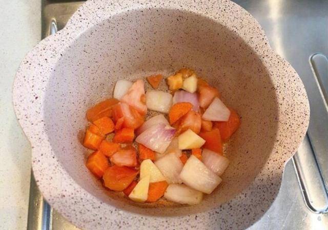 土豆番茄胡萝卜洋葱怎么一起炒 5970ed7c0cdf46df8785e4d1204eb99e.jpeg